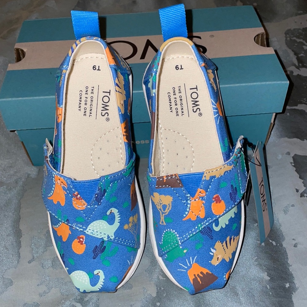 Little kids super cute Tom’s dinoland shoes GLOW IN THE DARK!